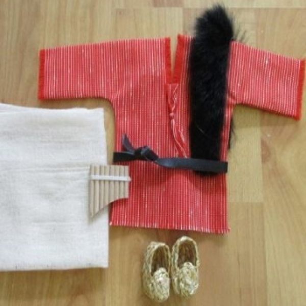 Kleidungsset für Hirtenkinder 20 cm + Bastschuhe + Panflöte